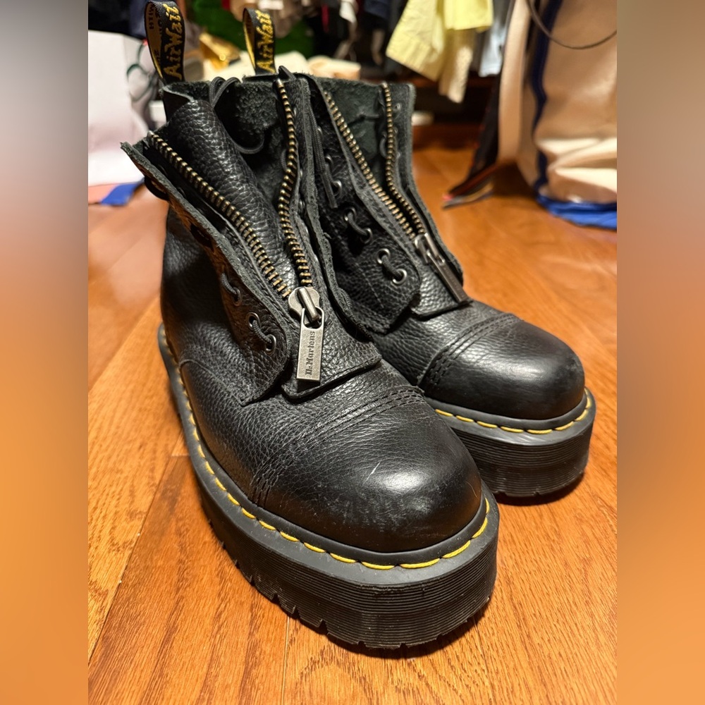 Dr. Martens SINCLAIR
Milled Nappa Leather Platform Boots